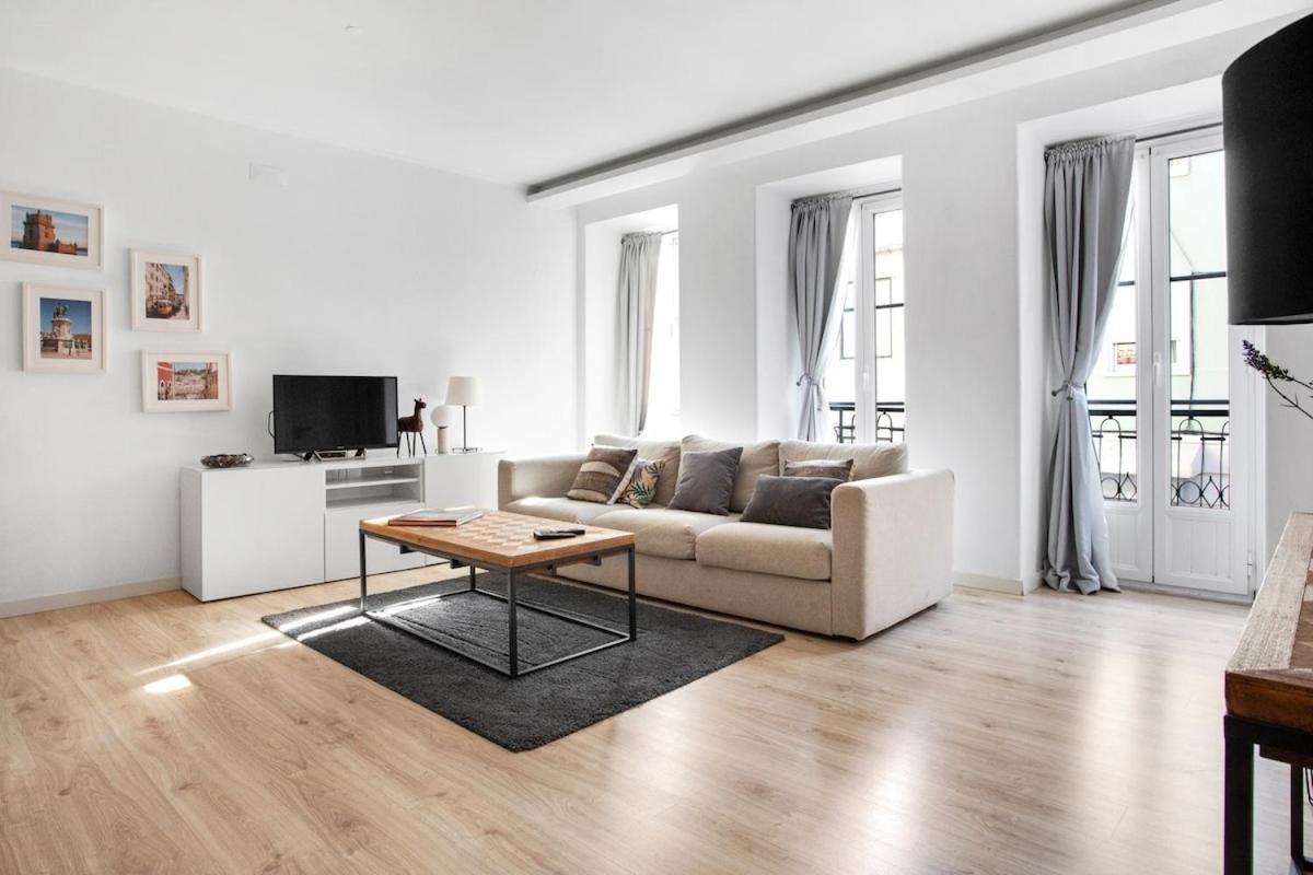Modern 2 Bedroom Apartment In Estrela With Outside Terrace! Amazing For Families, Couples, Friends Lisboa المظهر الخارجي الصورة